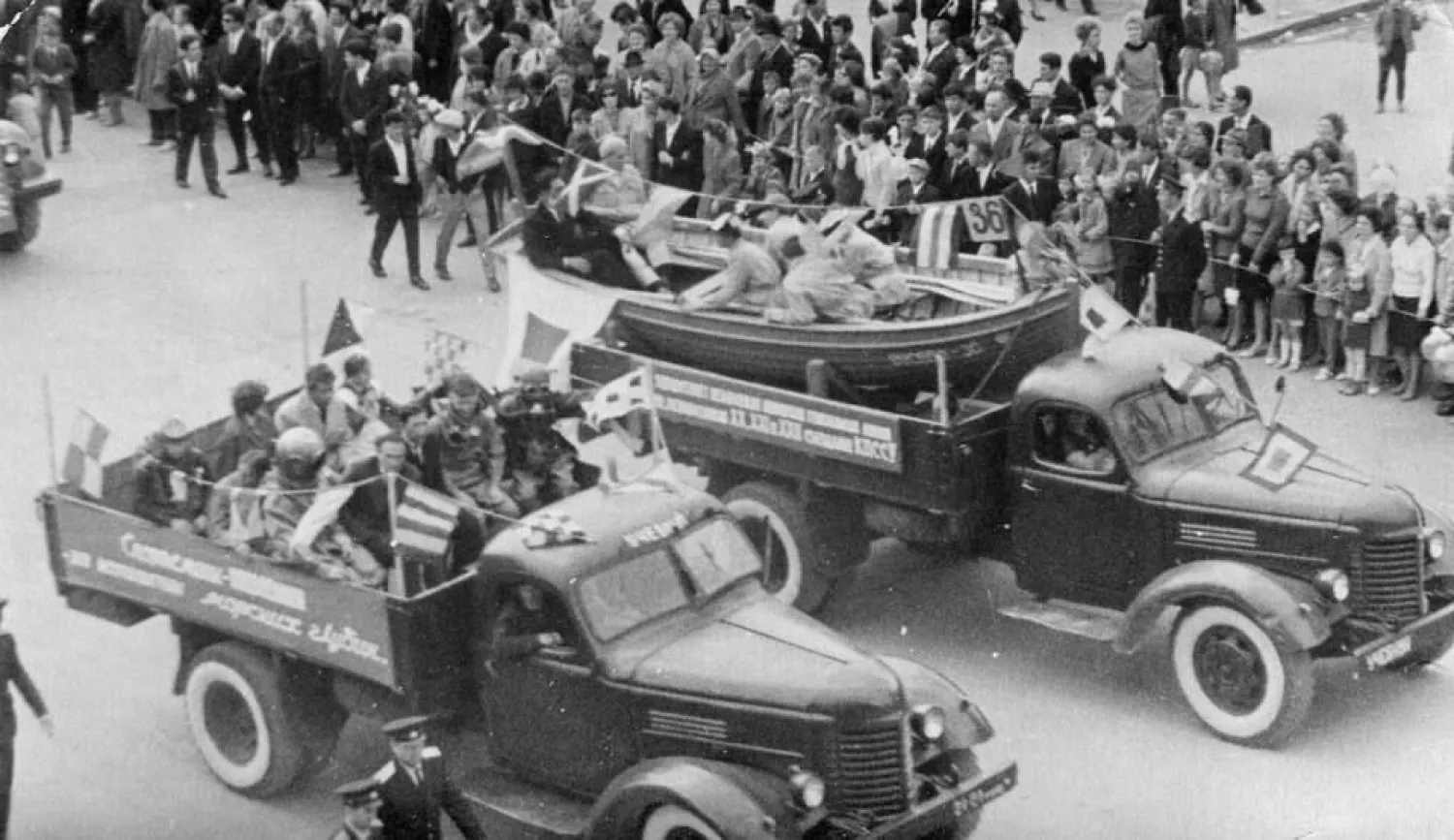 Миколаївська морська школа на параді 7 листопада 1964 року. Фото: Південна Україна крізь віки