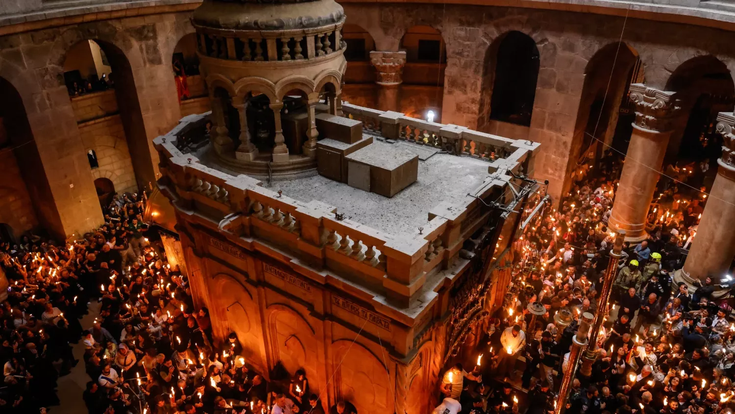 Християнські паломники під час церемонії сходження Благодатного вогню у храмі Гробу Господнього, 11 квітня 2026 року. Фото: John Wessels / AFP via Getty Images