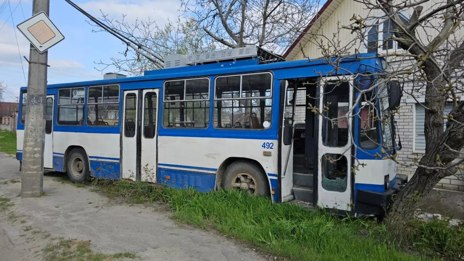 Росіяни вдарили дроном по тролейбусу в Херсоні. Фото: Херсонська ОВА