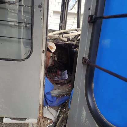 Росіяни вдарили дроном по тролейбусу в Херсоні. Фото: Херсонська ОВА