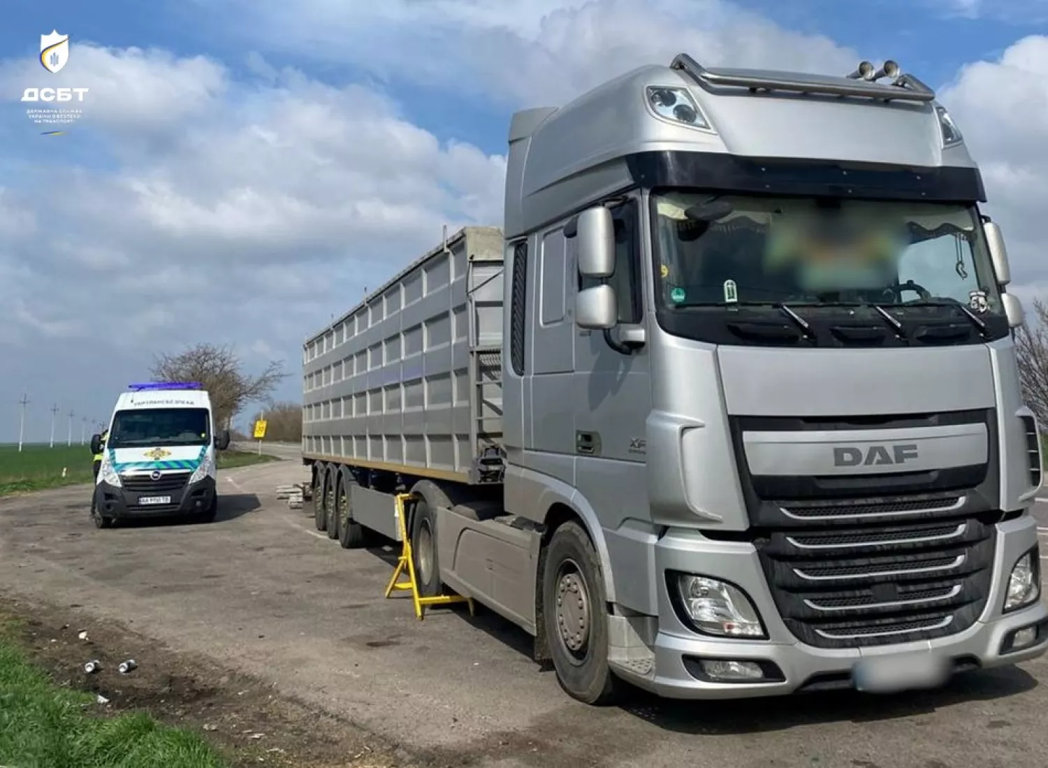 На Миколаївщині інспектори зупинили 2 вантажівки, які об’їжджали WIM-систему. Фото: Укртрансбезпека