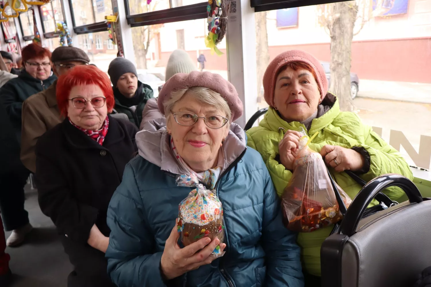 Святковий маршрут у Миколаєві: пасажирам трамвая дарували великодні паски. Фото: електротранс