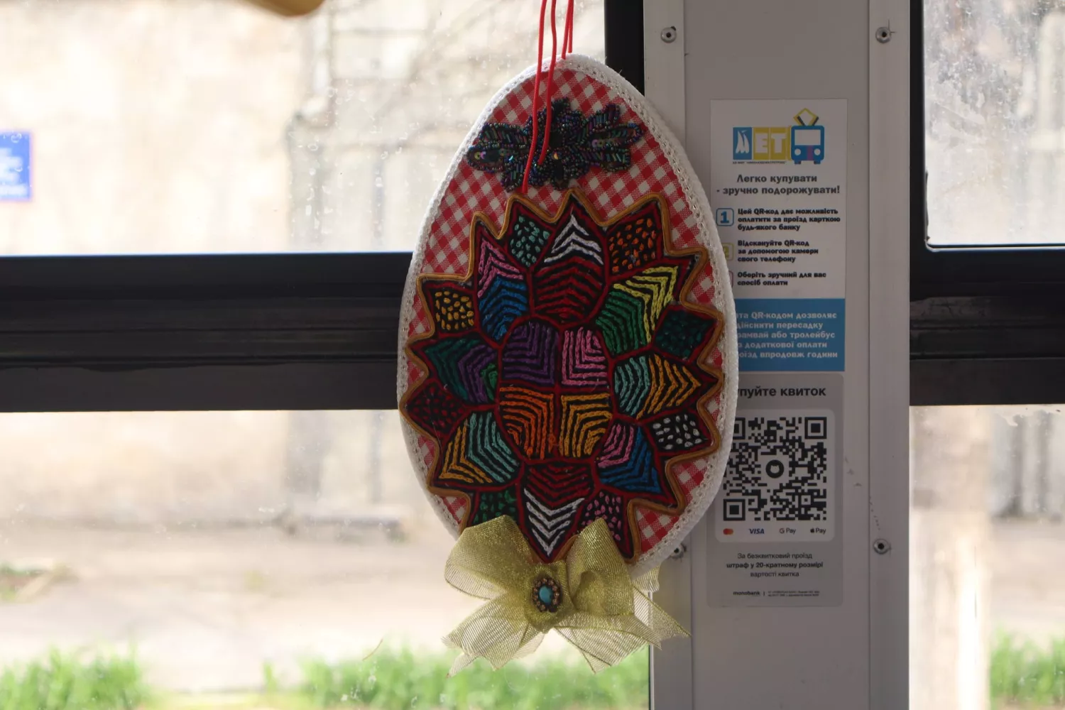 Святковий маршрут у Миколаєві: пасажирам трамвая дарували великодні паски. Фото: електротранс