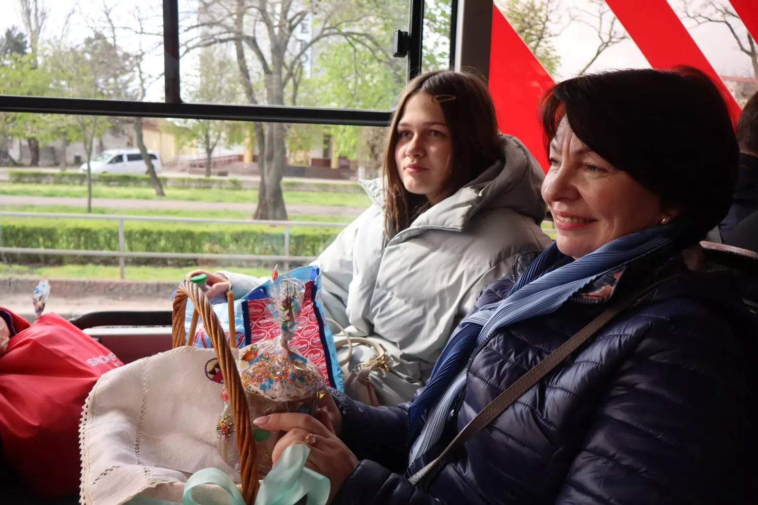 Святковий маршрут у Миколаєві: пасажирам трамвая дарували великодні паски. Фото: електротранс