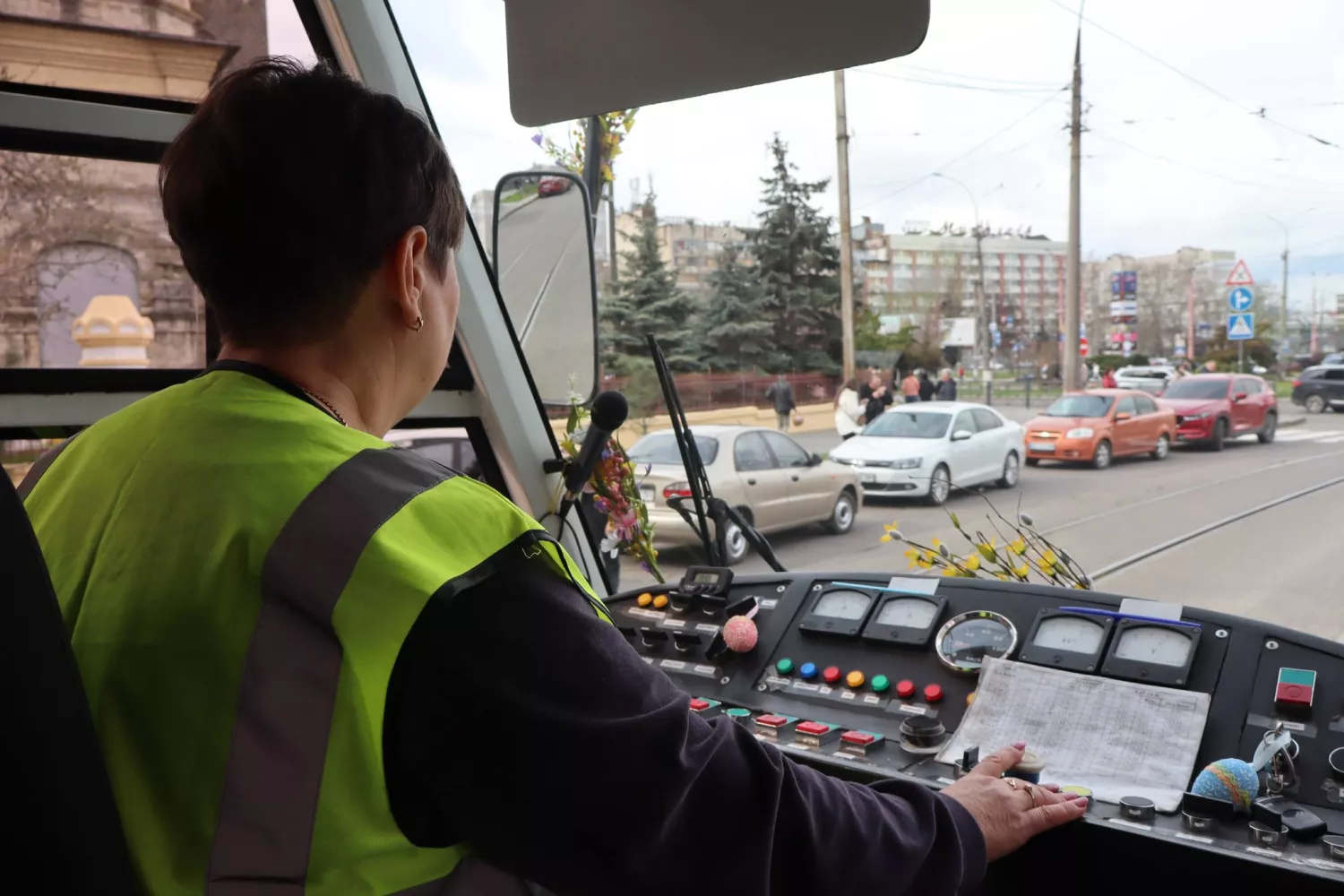 Святковий маршрут у Миколаєві: пасажирам трамвая дарували великодні паски. Фото: електротранс