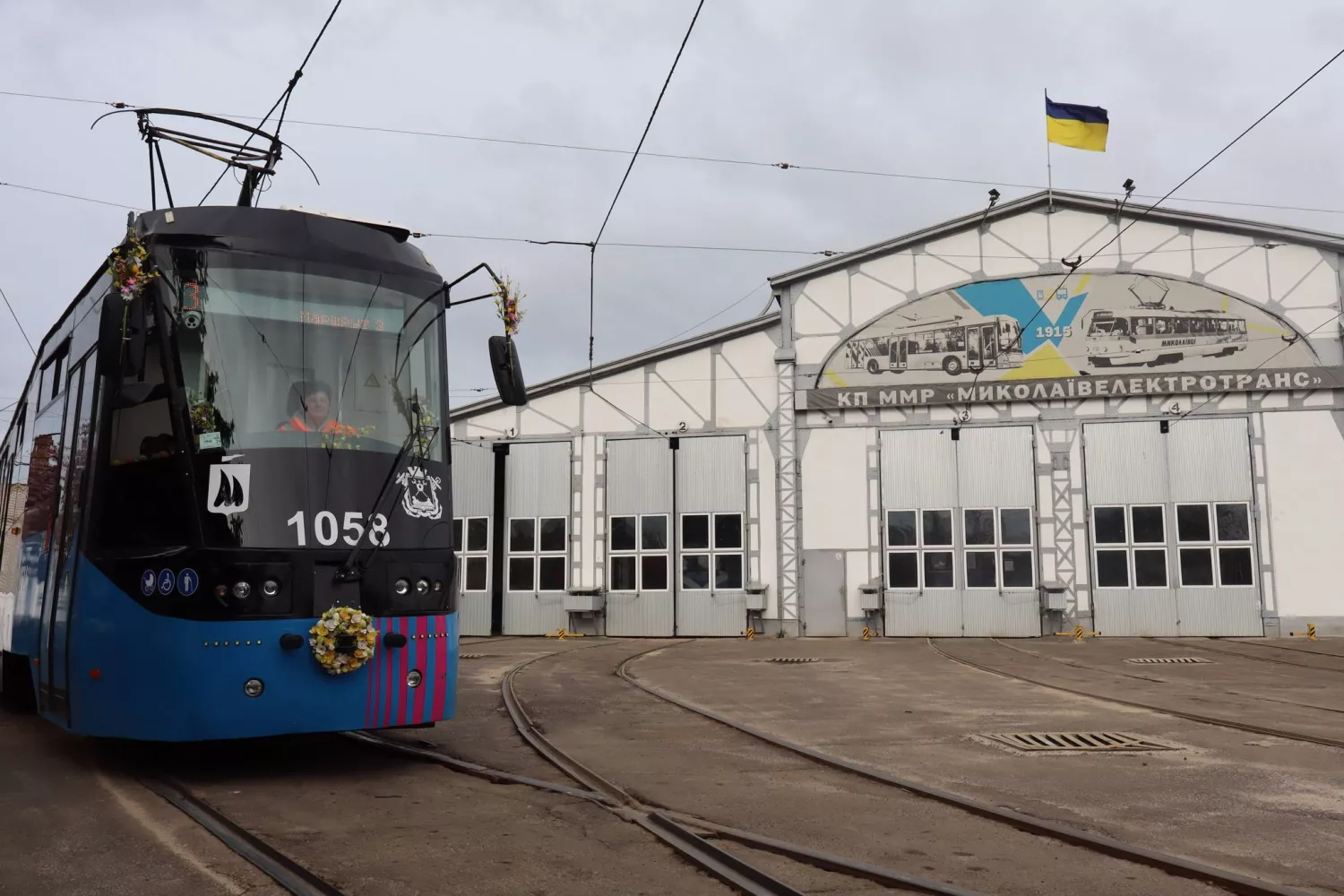 Святковий маршрут у Миколаєві: пасажирам трамвая дарували великодні паски. Фото: електротранс