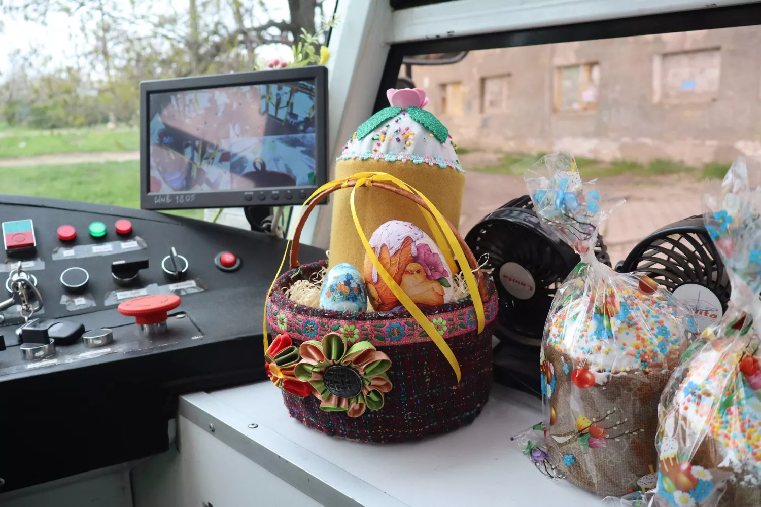 Святковий маршрут у Миколаєві: пасажирам трамвая дарували великодні паски. Фото: електротранс