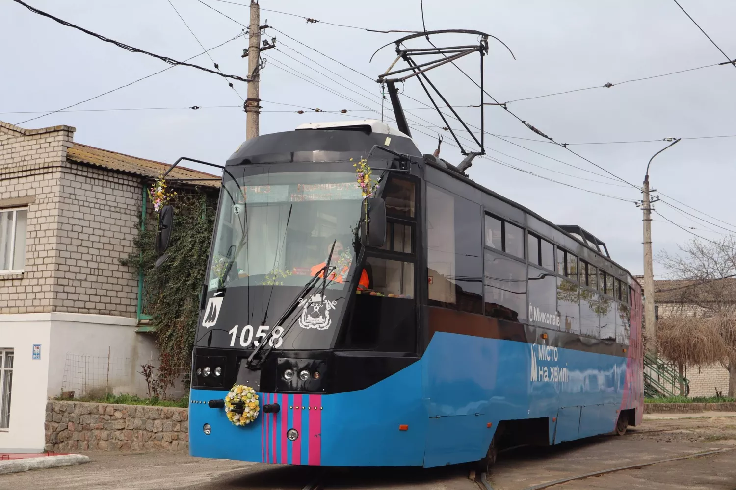 Святковий маршрут у Миколаєві: пасажирам трамвая дарували великодні паски. Фото: електротранс