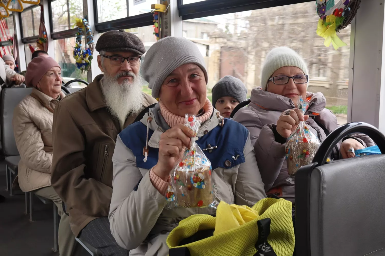 Святковий маршрут у Миколаєві: пасажирам трамвая дарували великодні паски. Фото: електротранс