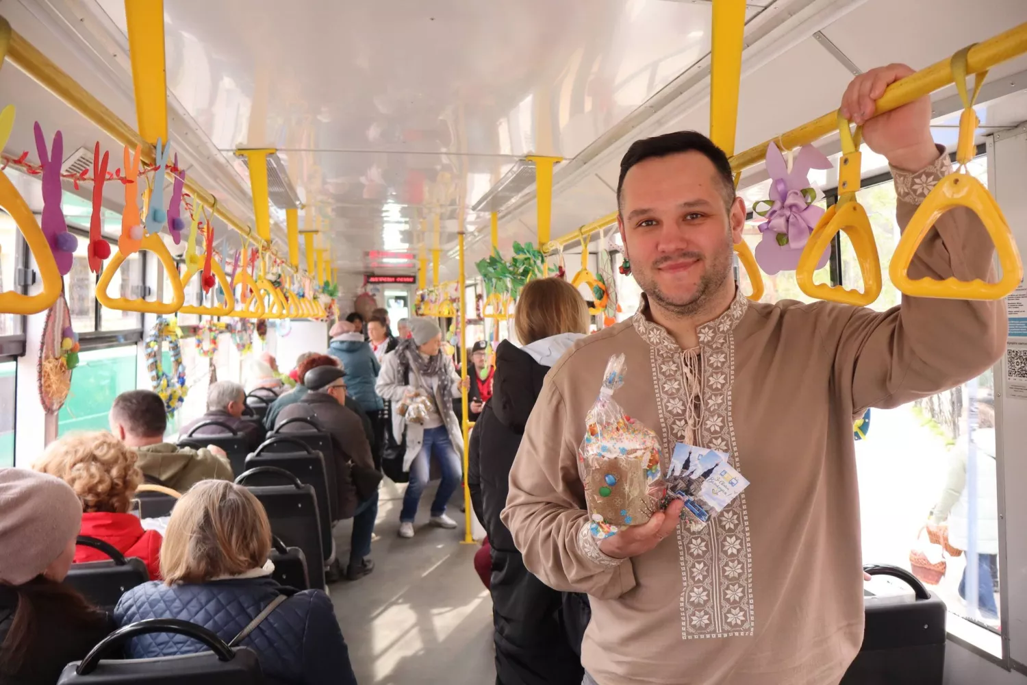 Святковий маршрут у Миколаєві: пасажирам трамвая дарували великодні паски. Фото: електротранс