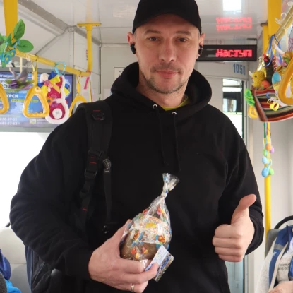 Святковий маршрут у Миколаєві: пасажирам трамвая дарували великодні паски. Фото: електротранс