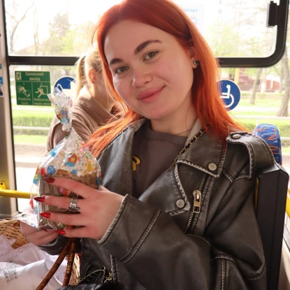 Святковий маршрут у Миколаєві: пасажирам трамвая дарували великодні паски. Фото: електротранс