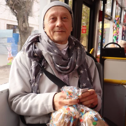 Святковий маршрут у Миколаєві: пасажирам трамвая дарували великодні паски. Фото: електротранс