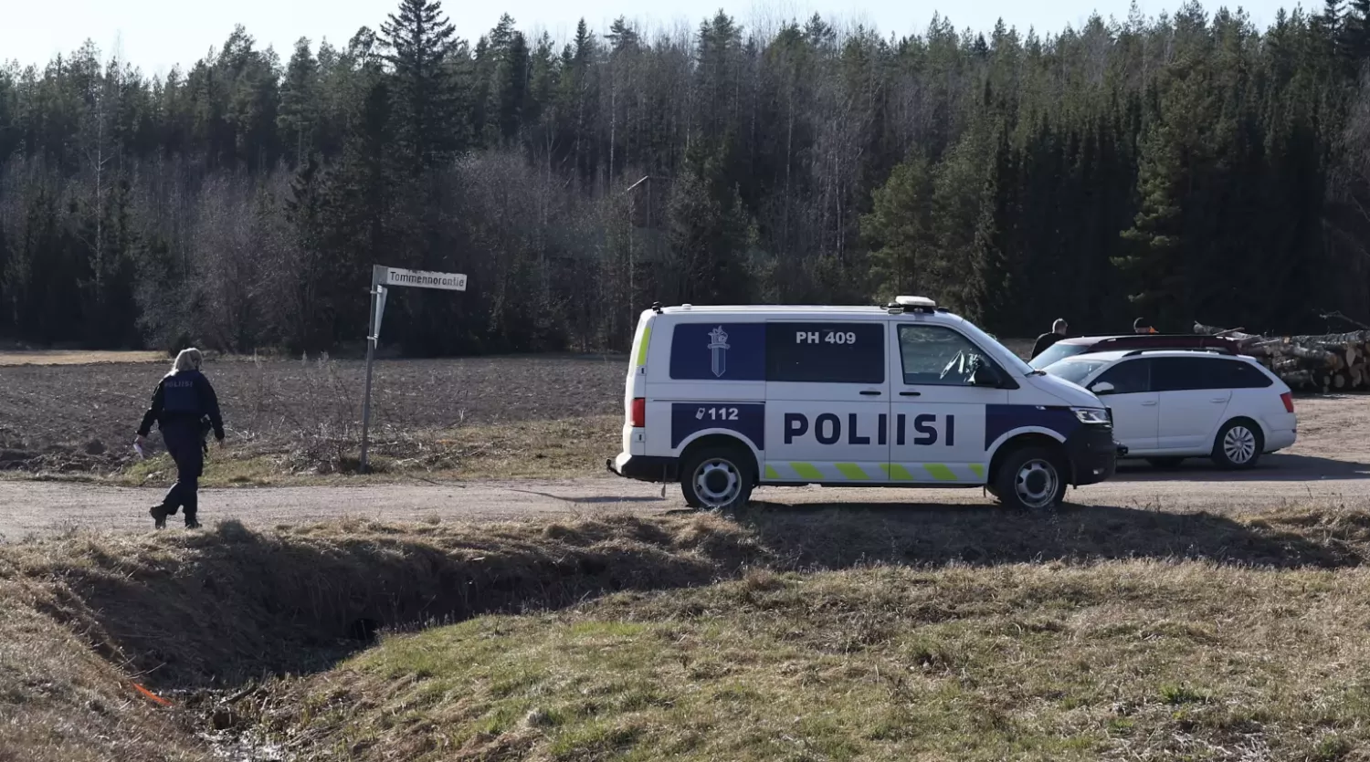 Поліція оточила територію в суботу, 11 квітня. Фото: Antro Valo / Yle