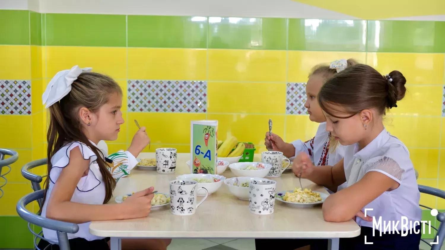 Школярі за обідом в одному з навчальних закладів міста. Архівне фото «НикВести»