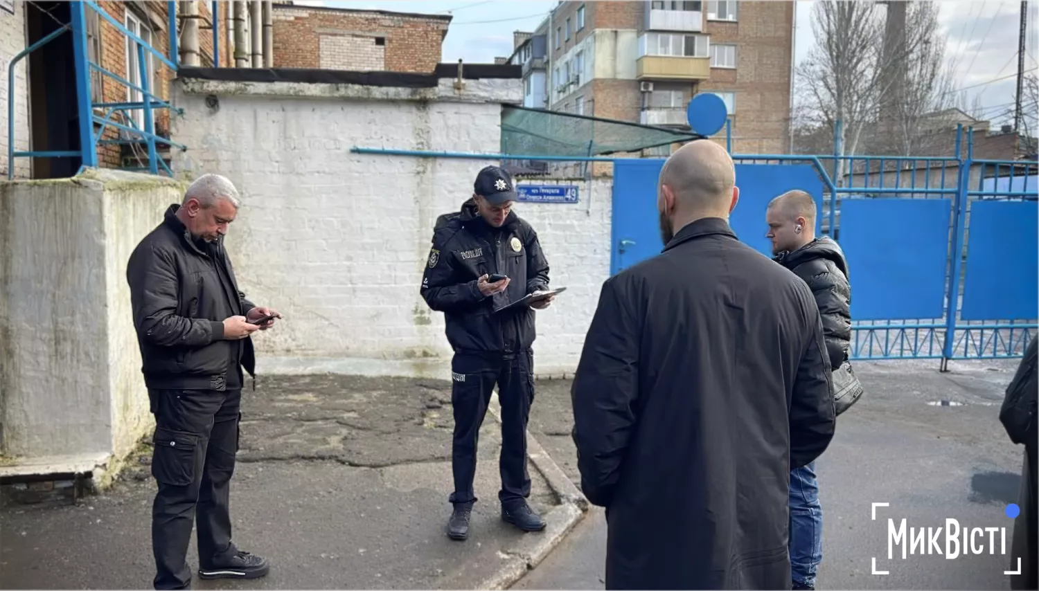 Директор КП Петро Вашеняк під час обшуків 12 грудня 2025 року. Фото від джерел МикВісті