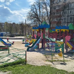 Оновлений дитячий майданчик на Колодязній. Фото: МикВісті