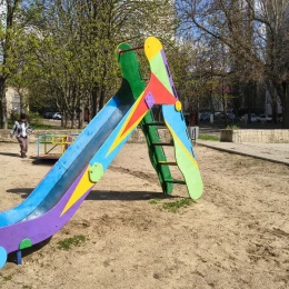 Оновлений дитячий майданчик на Колодязній. Фото: МикВісті