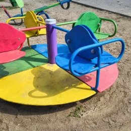 Оновлений дитячий майданчик на Колодязній. Фото: МикВісті