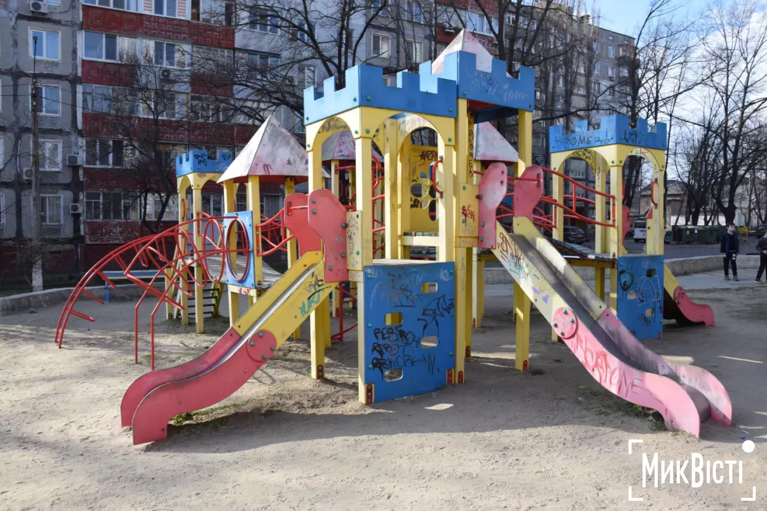 Такий вигляд мав дитячий майданчик 2 тижні тому. Фото: МикВісті