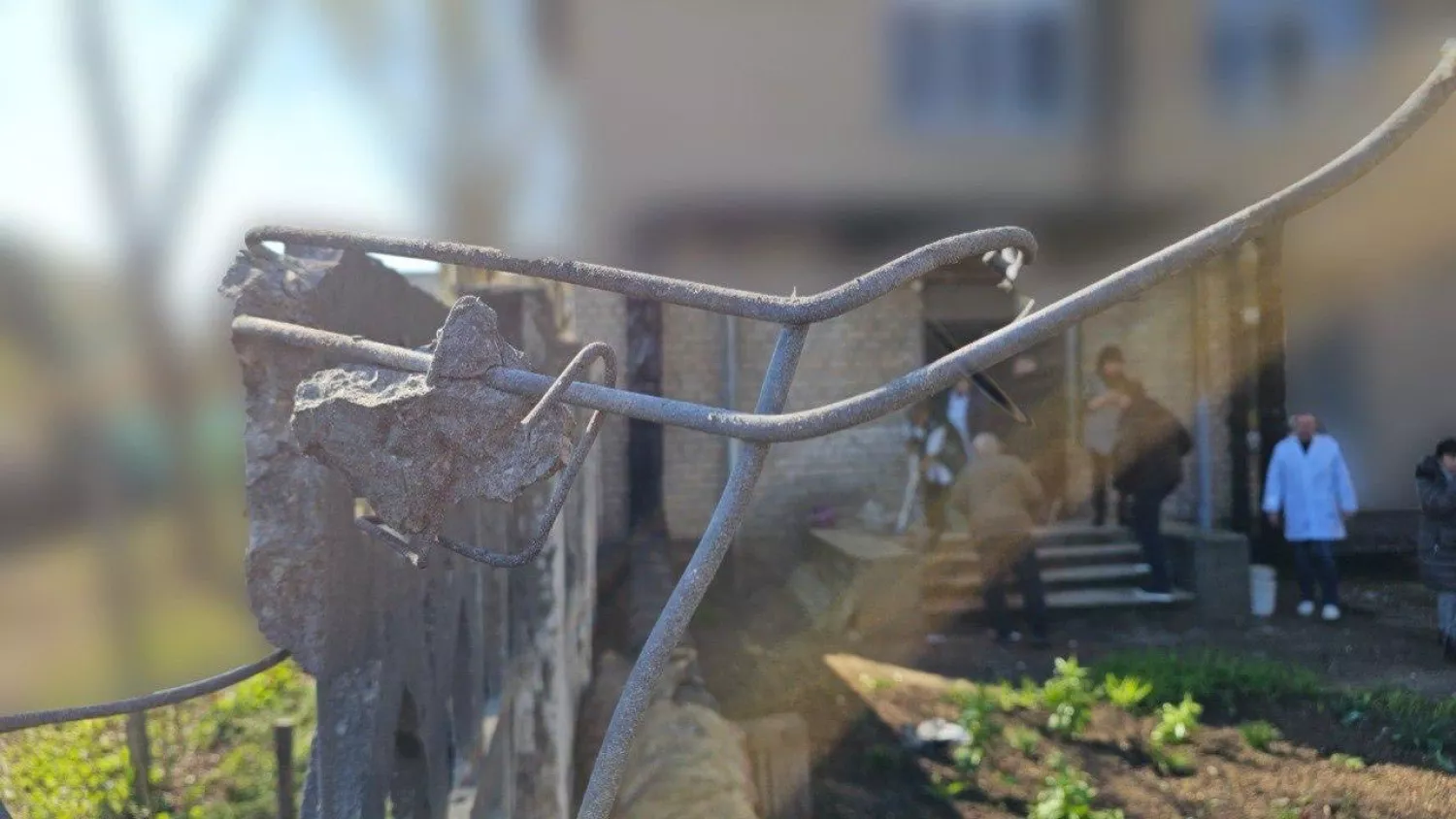 Наслідки обстрілу лікарні в Херсоні 14 квітня. Фото: Олександр Прокудін