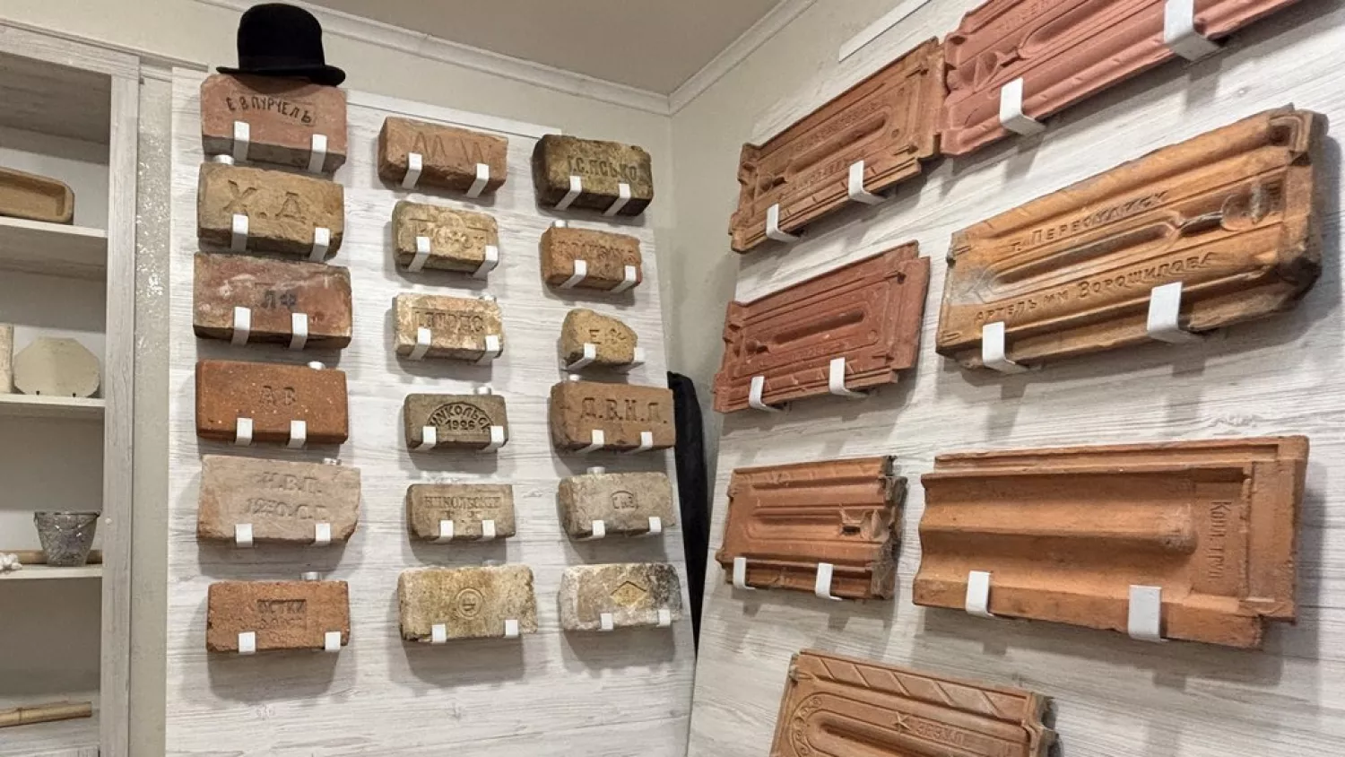 Колекція старовинної цегли Ірини Зозулі. Фото: Суспільне Миколаїв