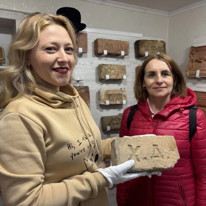 Колекція старовинної цегли Ірини Зозулі. Фото: Суспільне Миколаїв