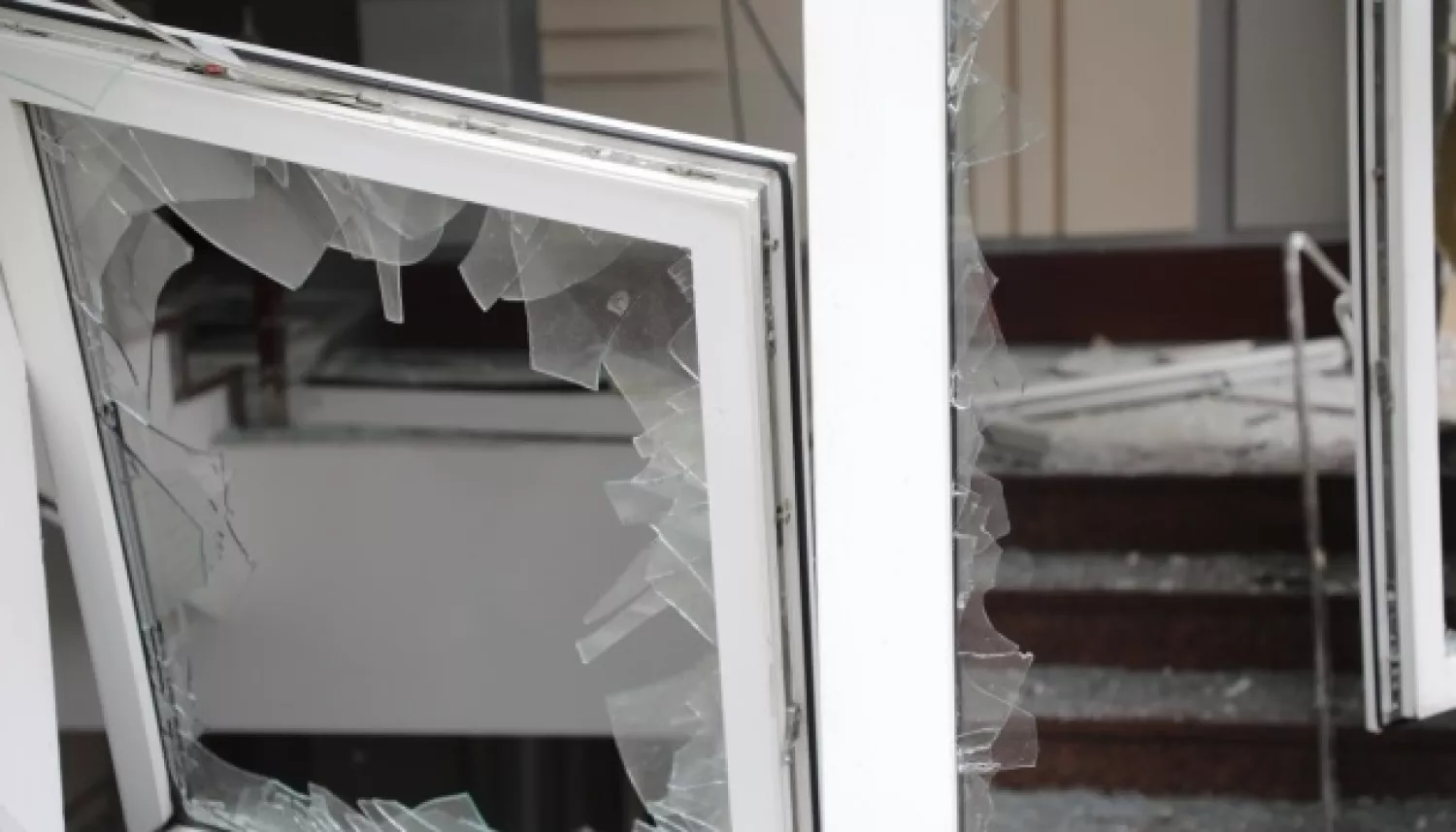 У Чернігові 14 квітня дрон влучив в адмінбудівлю. Фото: ukrinform.ua