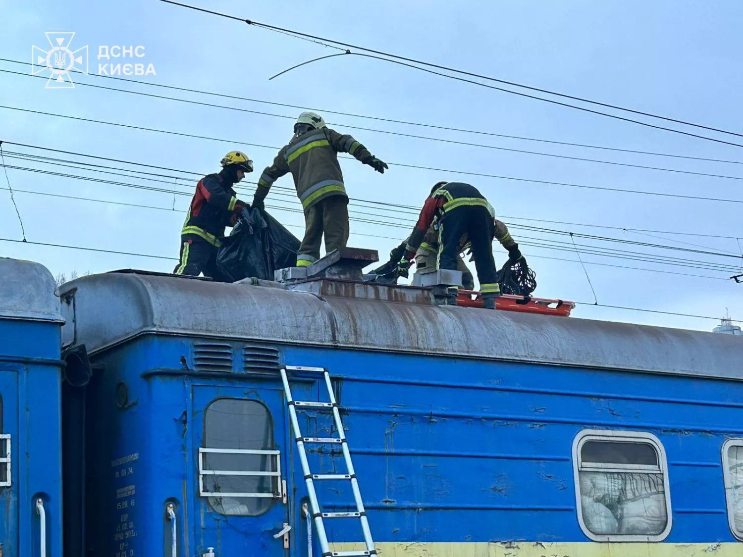 Двоє підлітків загинули від струму на вагоні поїзда, ще один у важкому стані в Німеччині. Фото: ДСНС