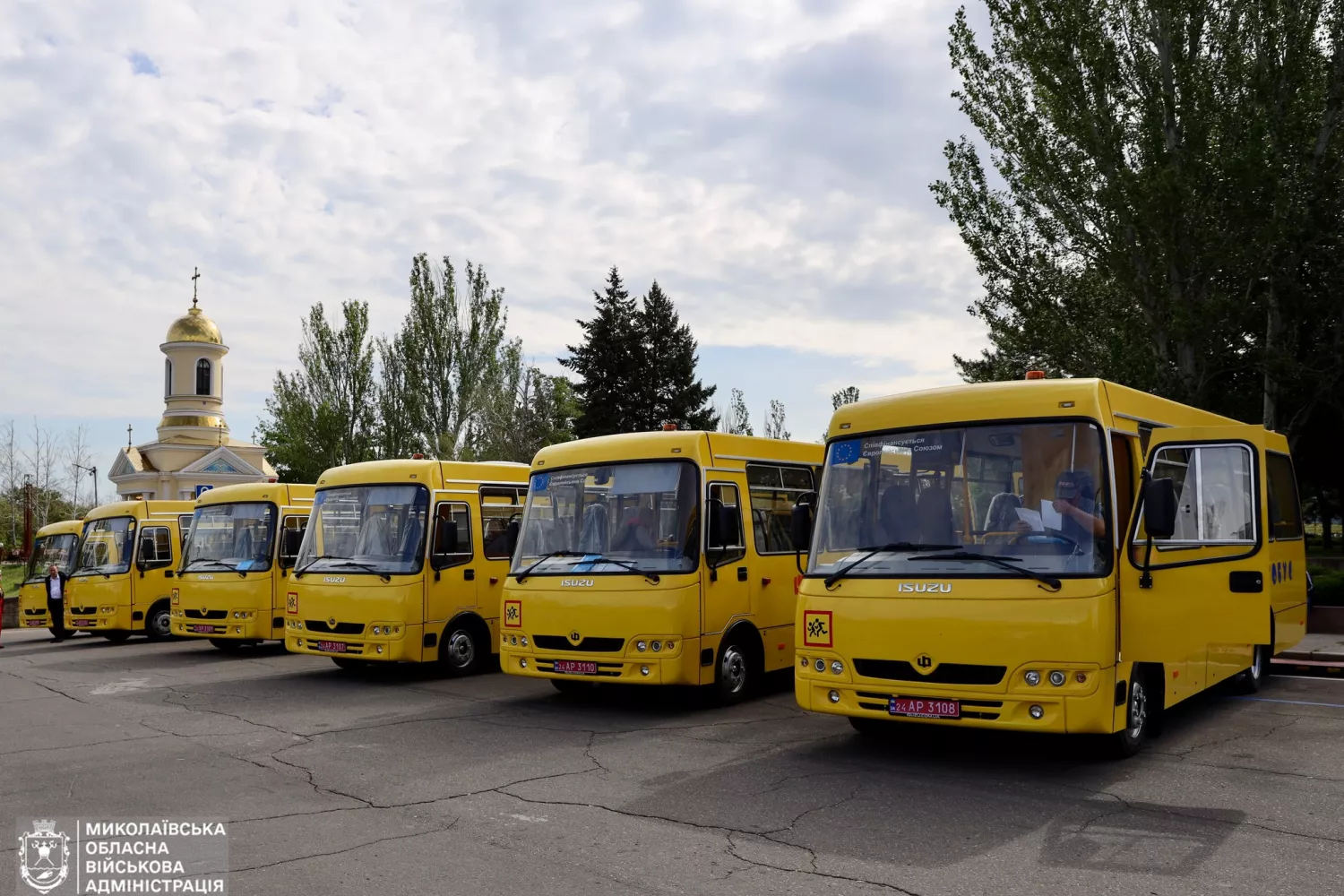 Шкільні автобуси, які отримали громади Миколаївщини. Фото: Миколаївська ОВА