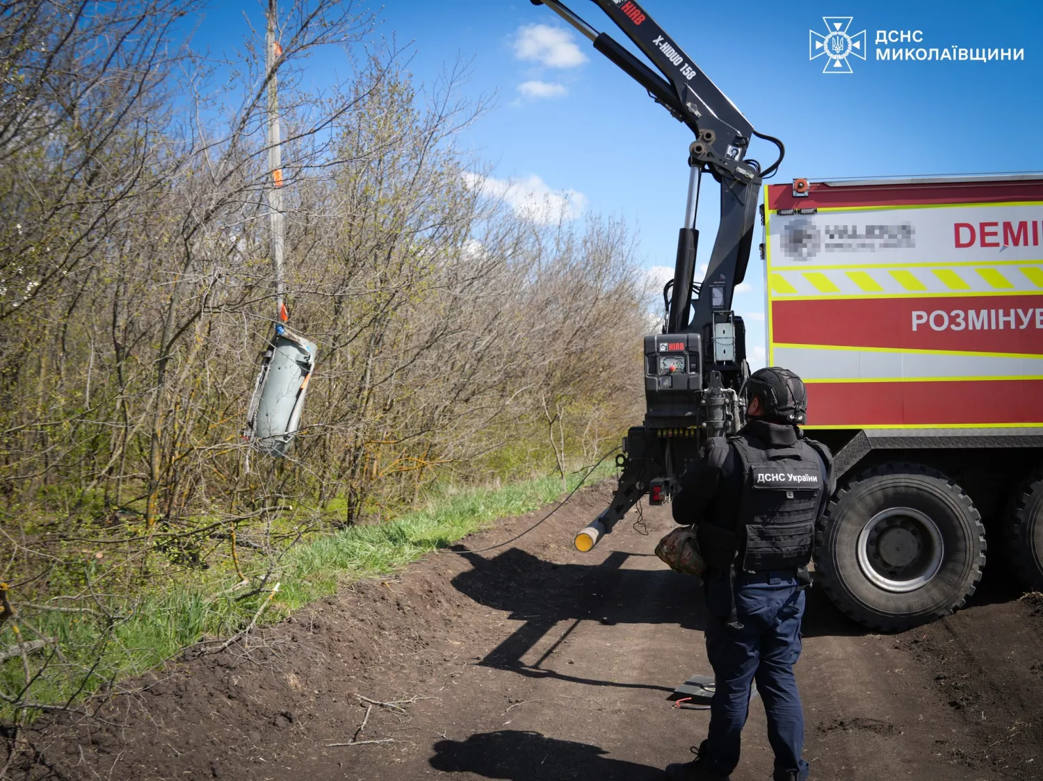 На Миколаївщині виявили та знищили залишки ракети Х-101. Фото: ДСНС