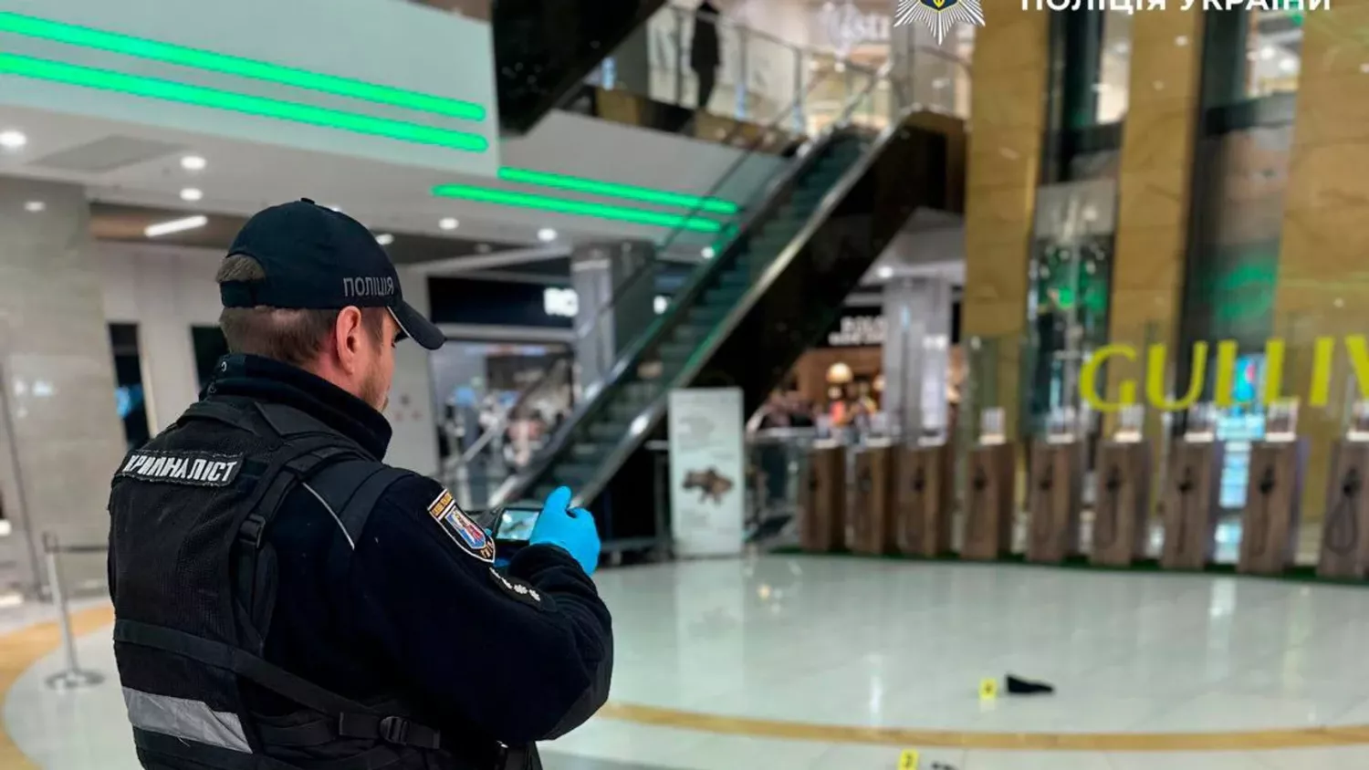 Поліціянти працюють на місці інциденту у ТРЦ &laquo;Гулівер&raquo; у Києві, 15 квітня 2026 року. Фото: поліція Києва