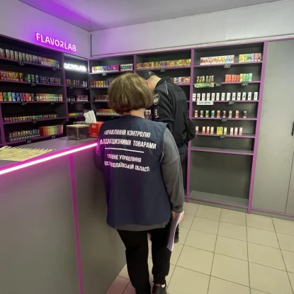 У Миколаєві незаконно продавали електроні сигарети. Фото: ДПС у Миколаївській області