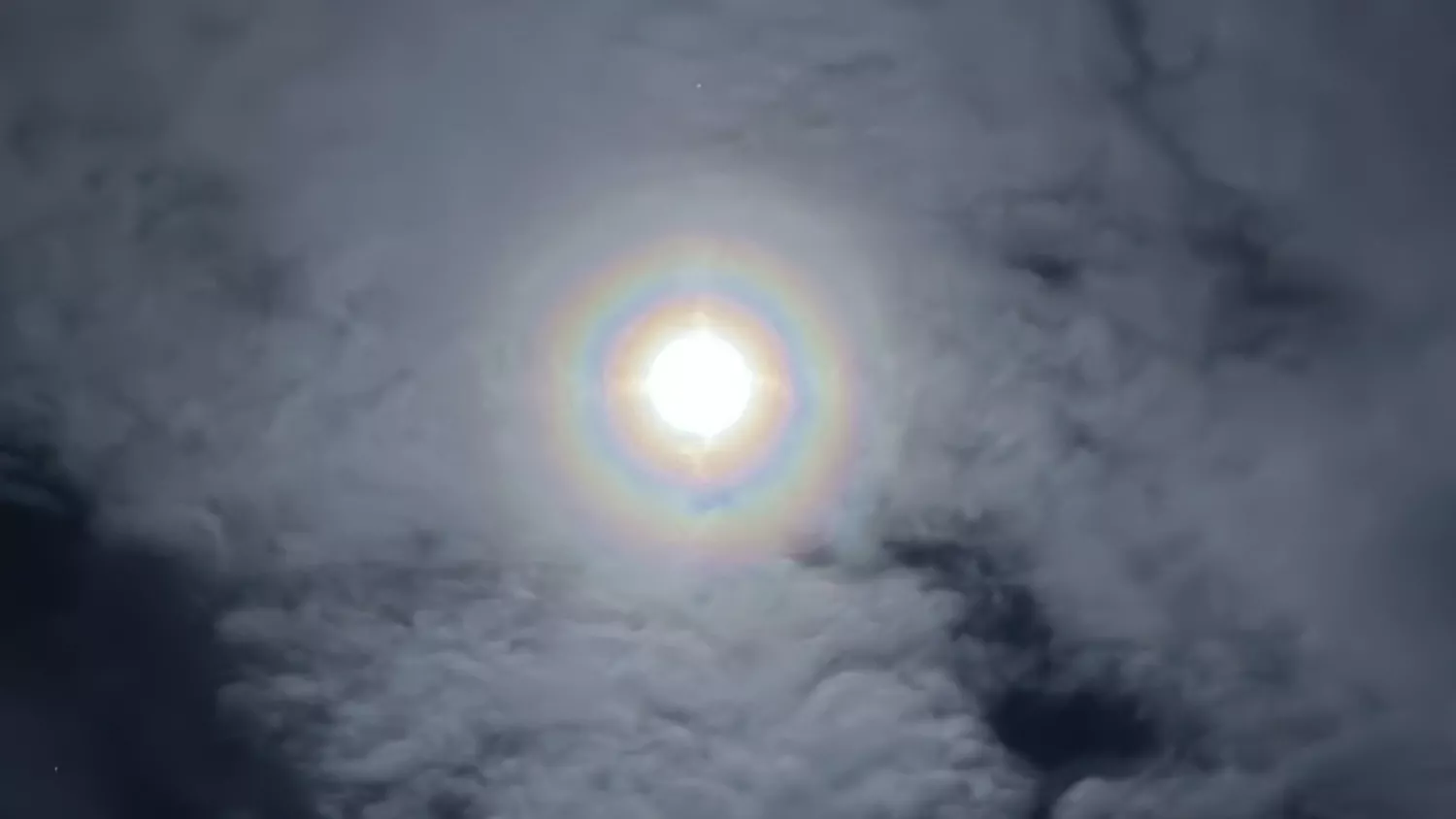 Біля станції Вернадського зафіксували вінець навколо Місяця. Фото: Національний антарктичний науковий центр