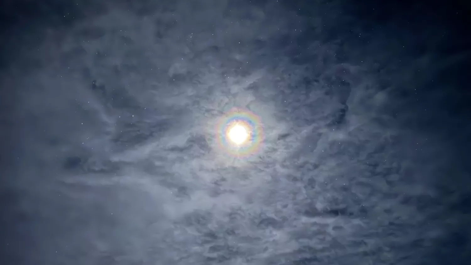 Біля станції Вернадського зафіксували вінець навколо Місяця. Фото: Національний антарктичний науковий центр