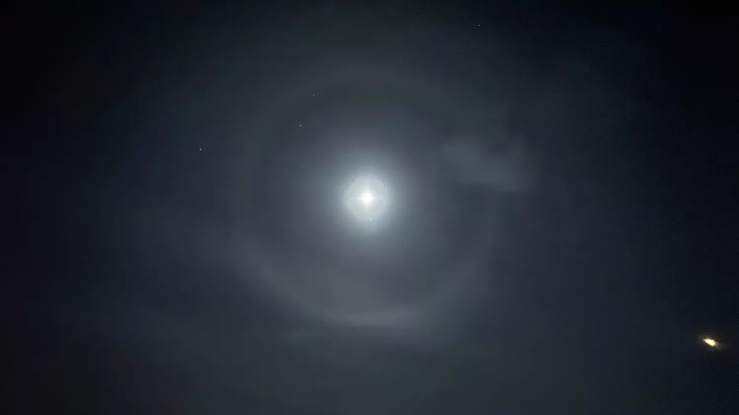 Біля станції Вернадського зафіксували вінець навколо Місяця. Фото: Національний антарктичний науковий центр