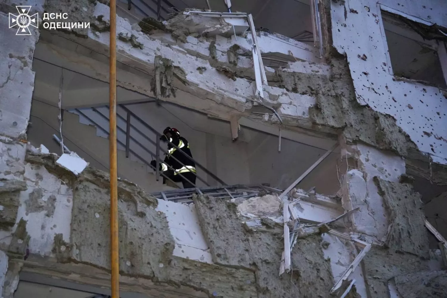 Наслідки обстрілу Одеси 16 квітня. Фото: ДСНС