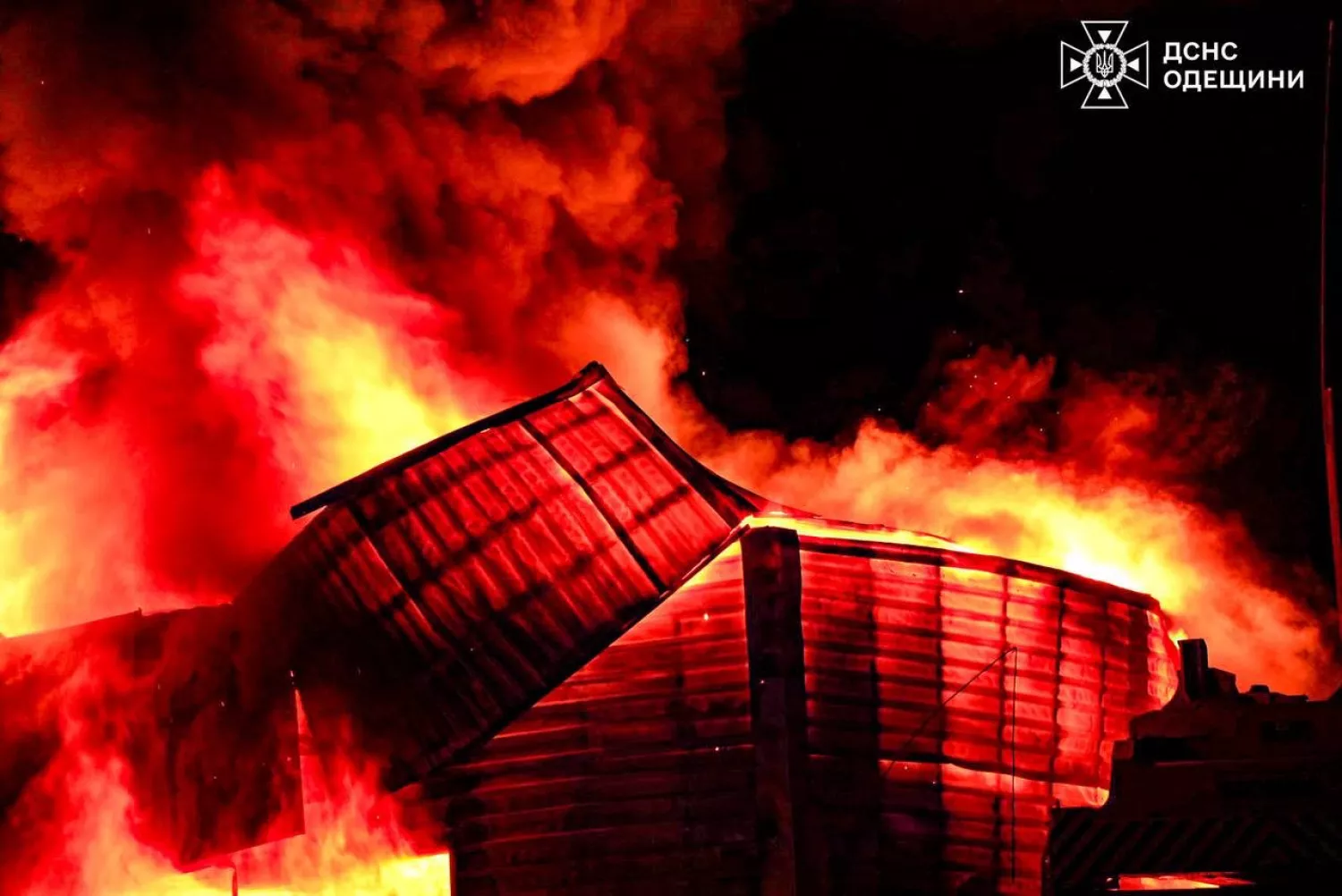 Наслідки обстрілу Одеси 16 квітня. Фото: ДСНС