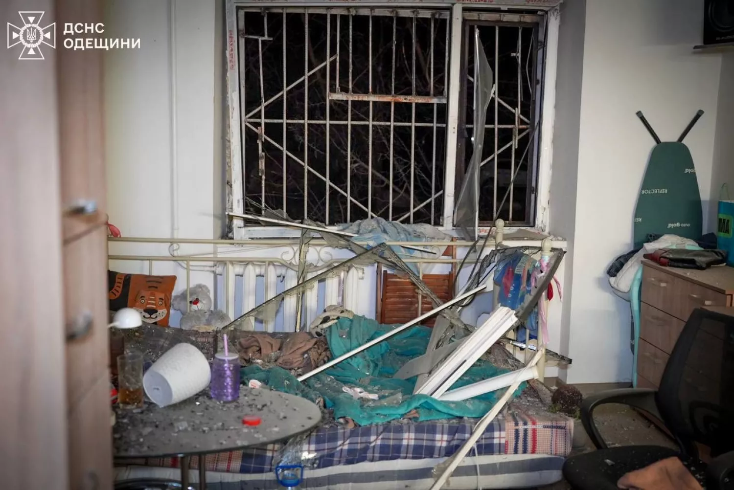 Наслідки обстрілу Одеси 16 квітня. Фото: ДСНС