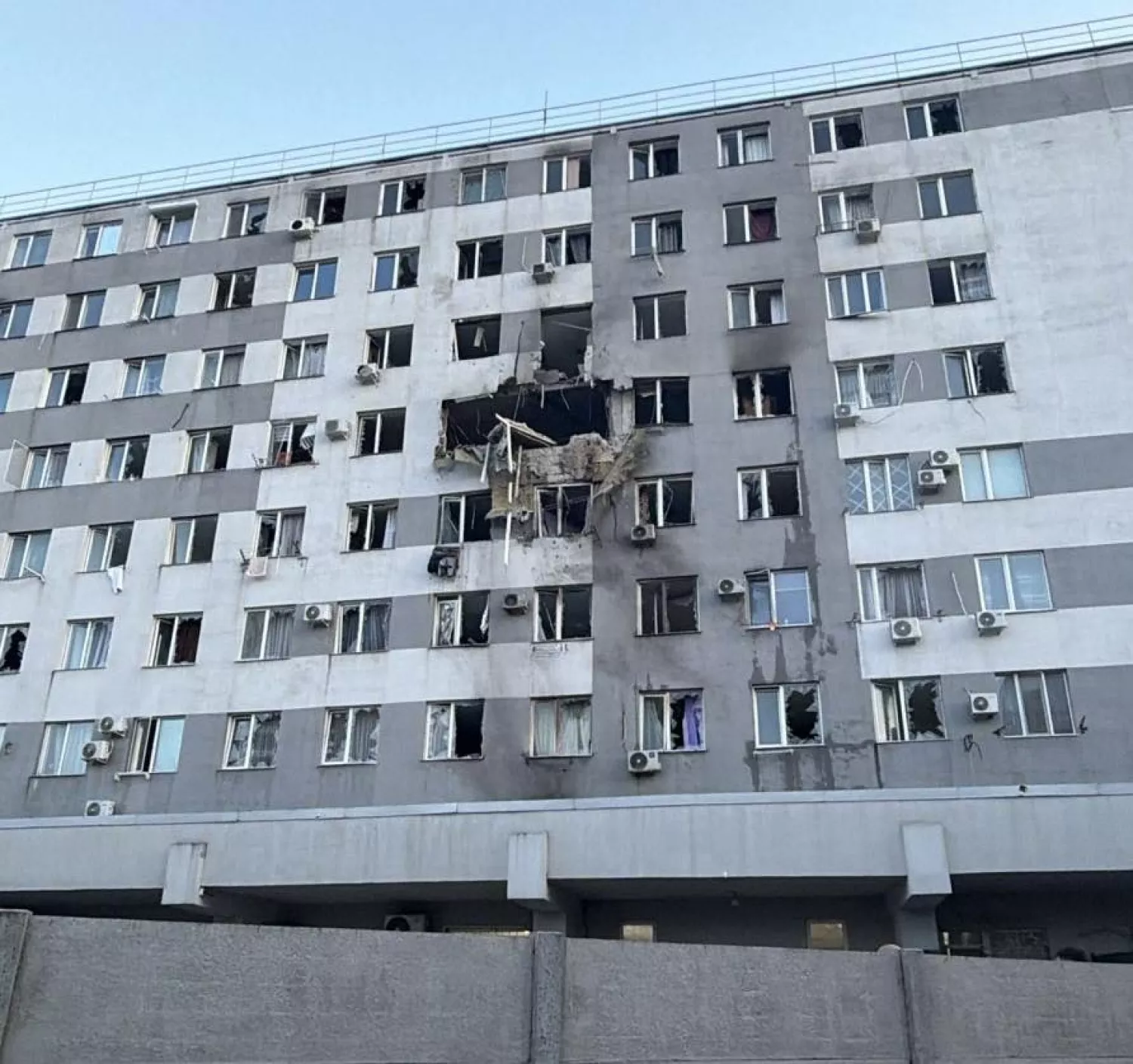 Наслідки обстрілу Одеси 16 квітня. Фото: ОВА