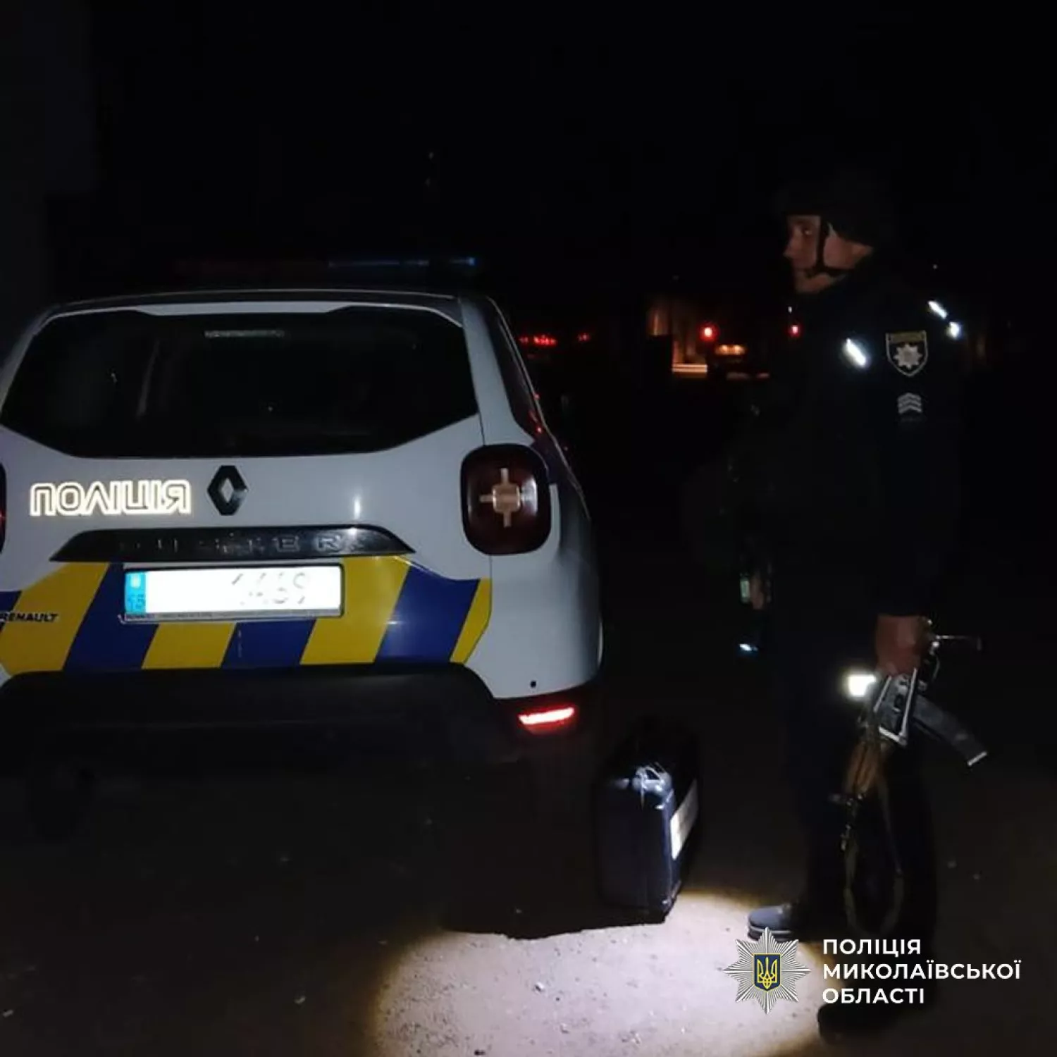 Поліція документує наслідки атаки у Новому Бузі, де постраждала родина. Фото: Нацполіція