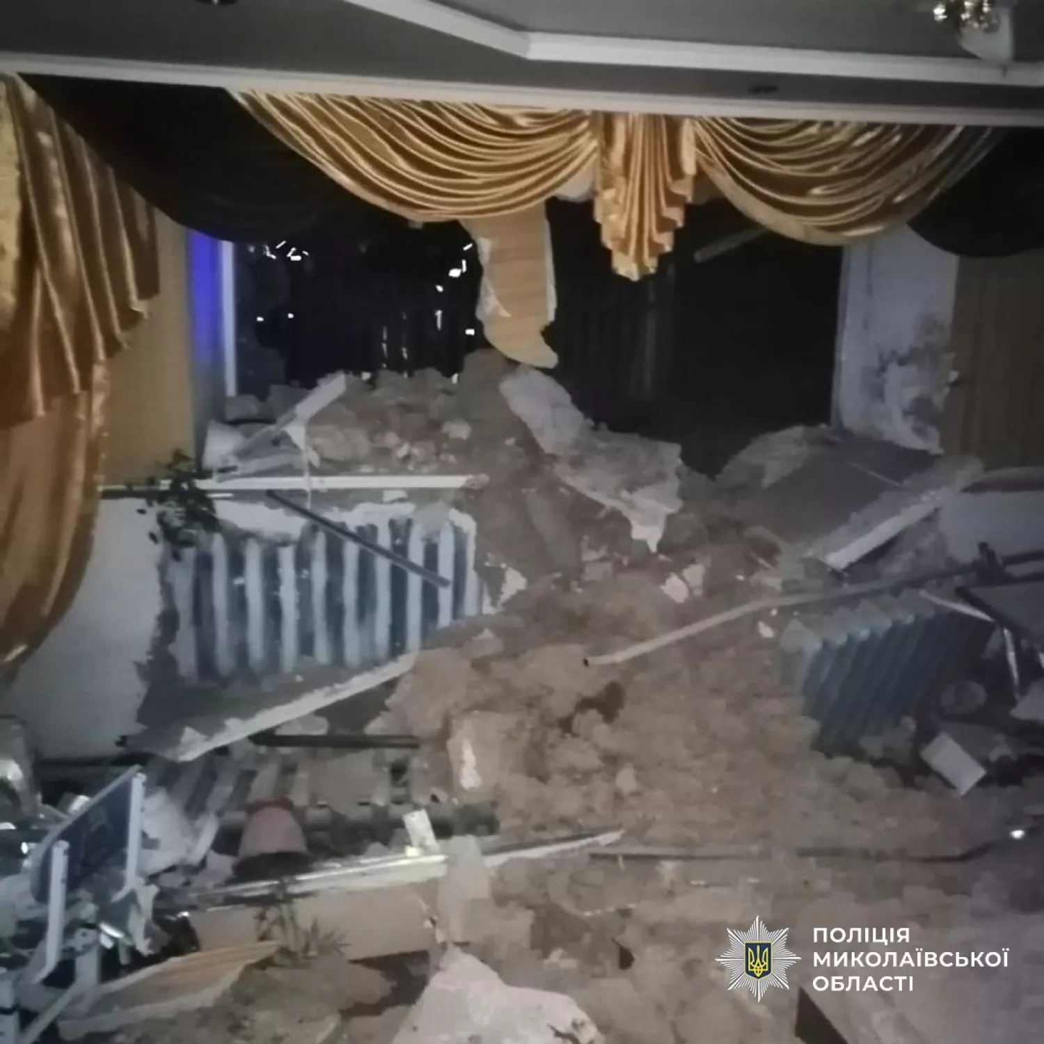 Поліція документує наслідки атаки у Новому Бузі, де постраждала родина. Фото: Нацполіція