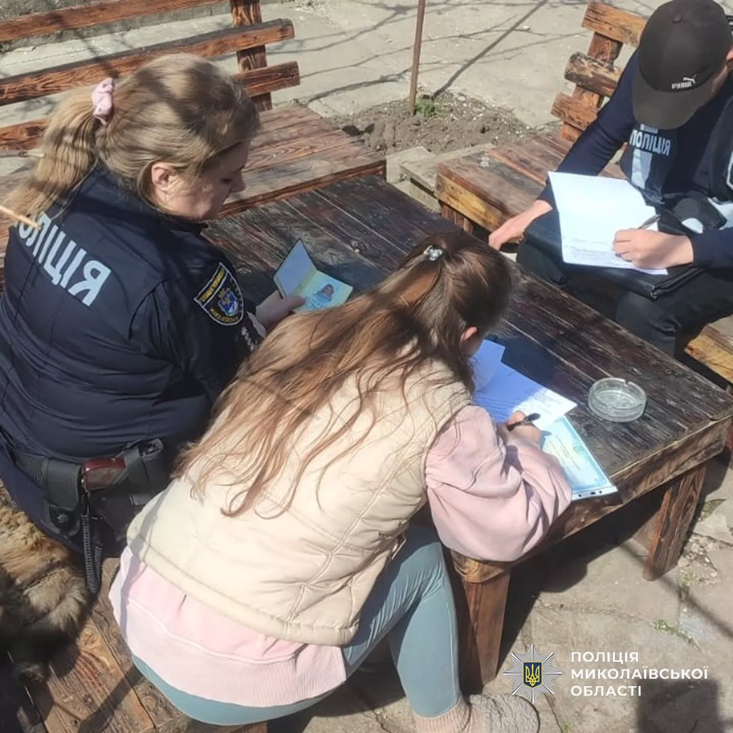 Поліція документує наслідки атаки у Новому Бузі, де постраждала родина. Фото: Нацполіція