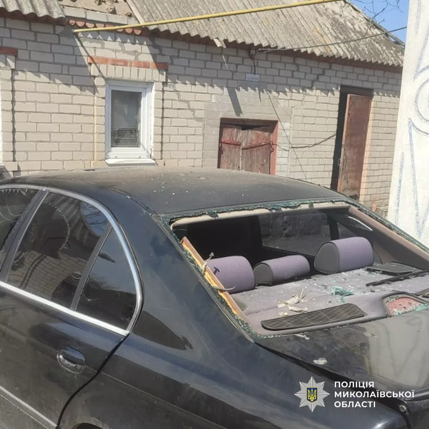 Поліція документує наслідки атаки у Новому Бузі, де постраждала родина. Фото: Нацполіція