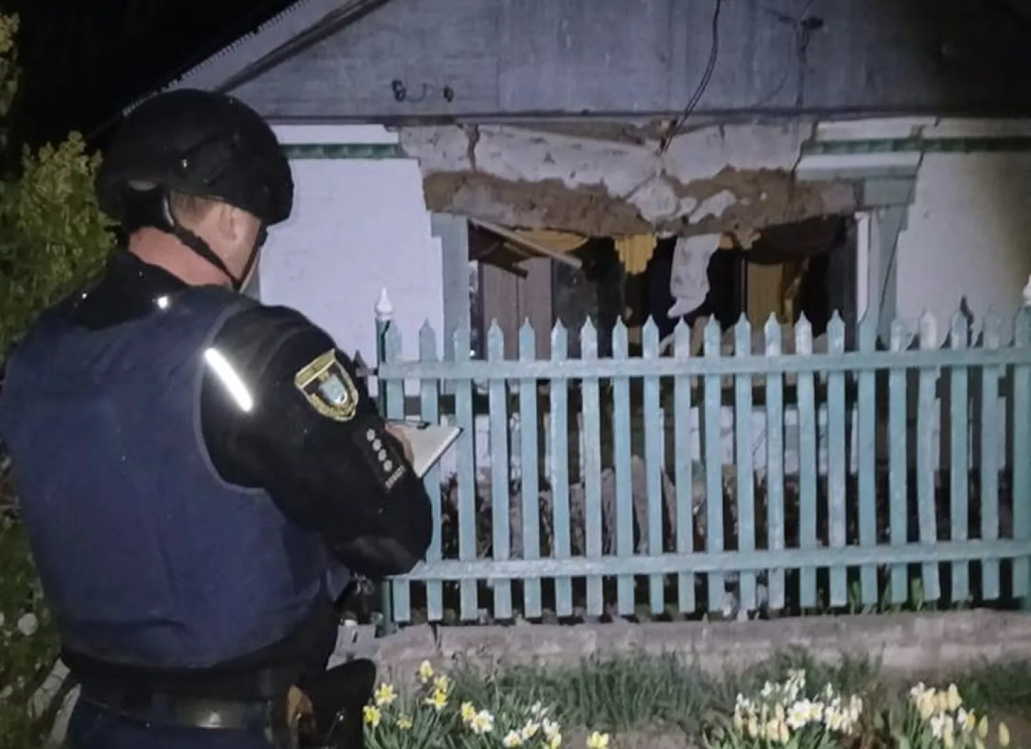 Поліція документує наслідки атаки у Новому Бузі, де постраждала родина. Фото: Нацполіція