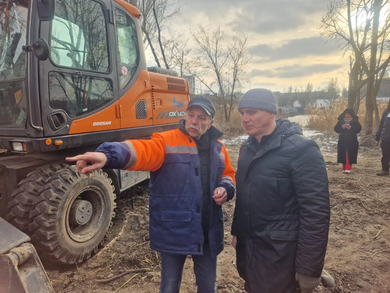 Василь Тельпіс разом з мером Миколаєва Олександром Сэнкевичем під час будівництва дюкера у Варварівку, фото пресслужби Миколаївводоканалу