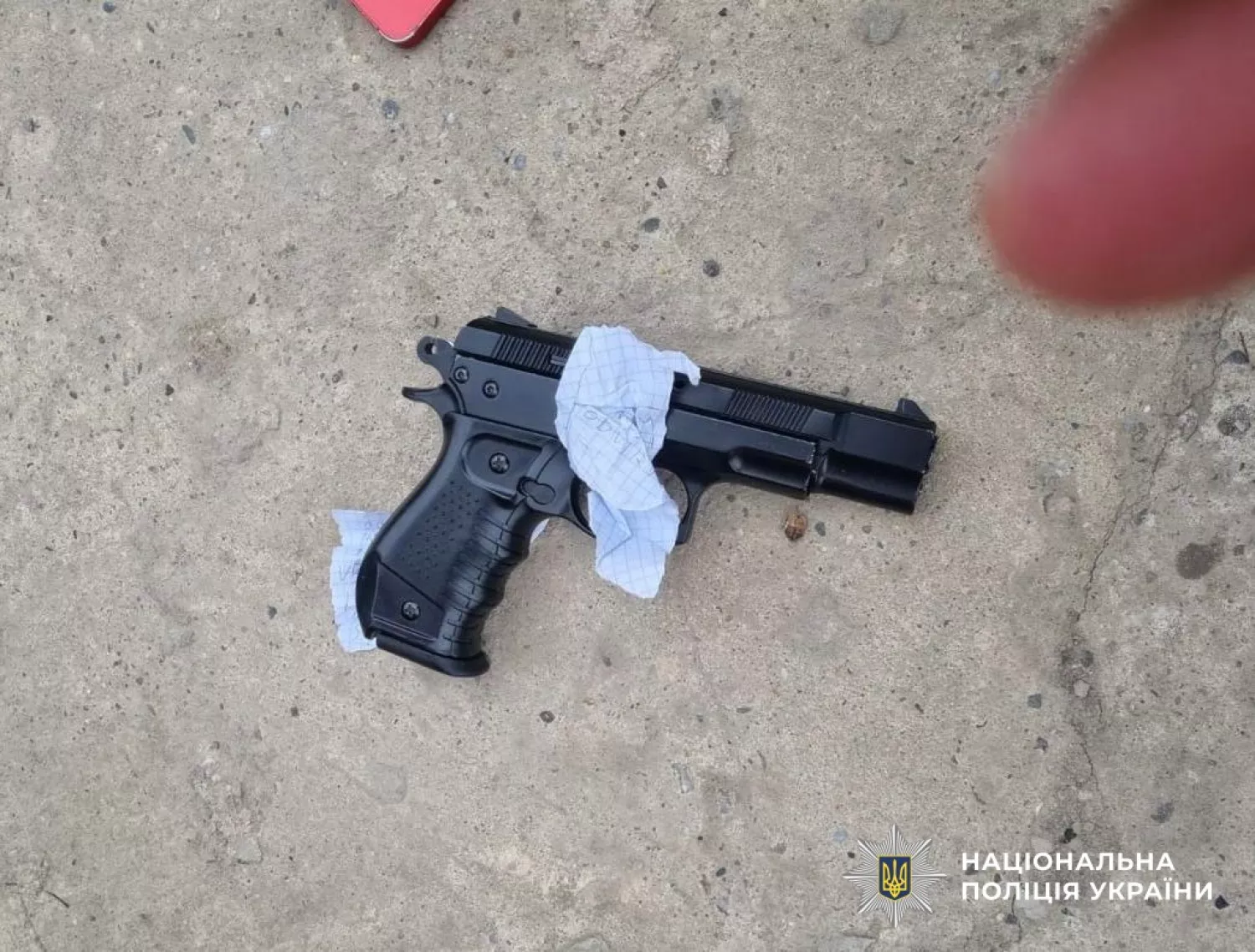Учень приніс у школу травматичниц пістолет та поранив однокласника, фото Національна поліція