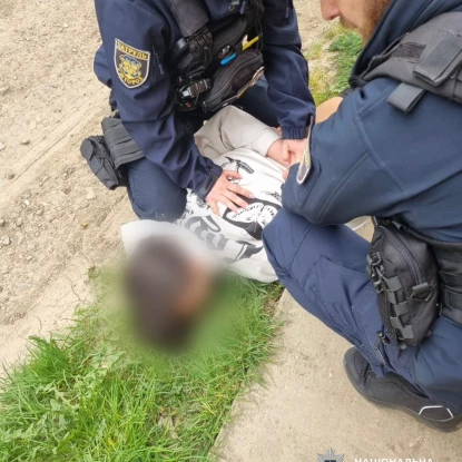 Підліток намагався втекти, але поліція його затримала, фото Національна поліція