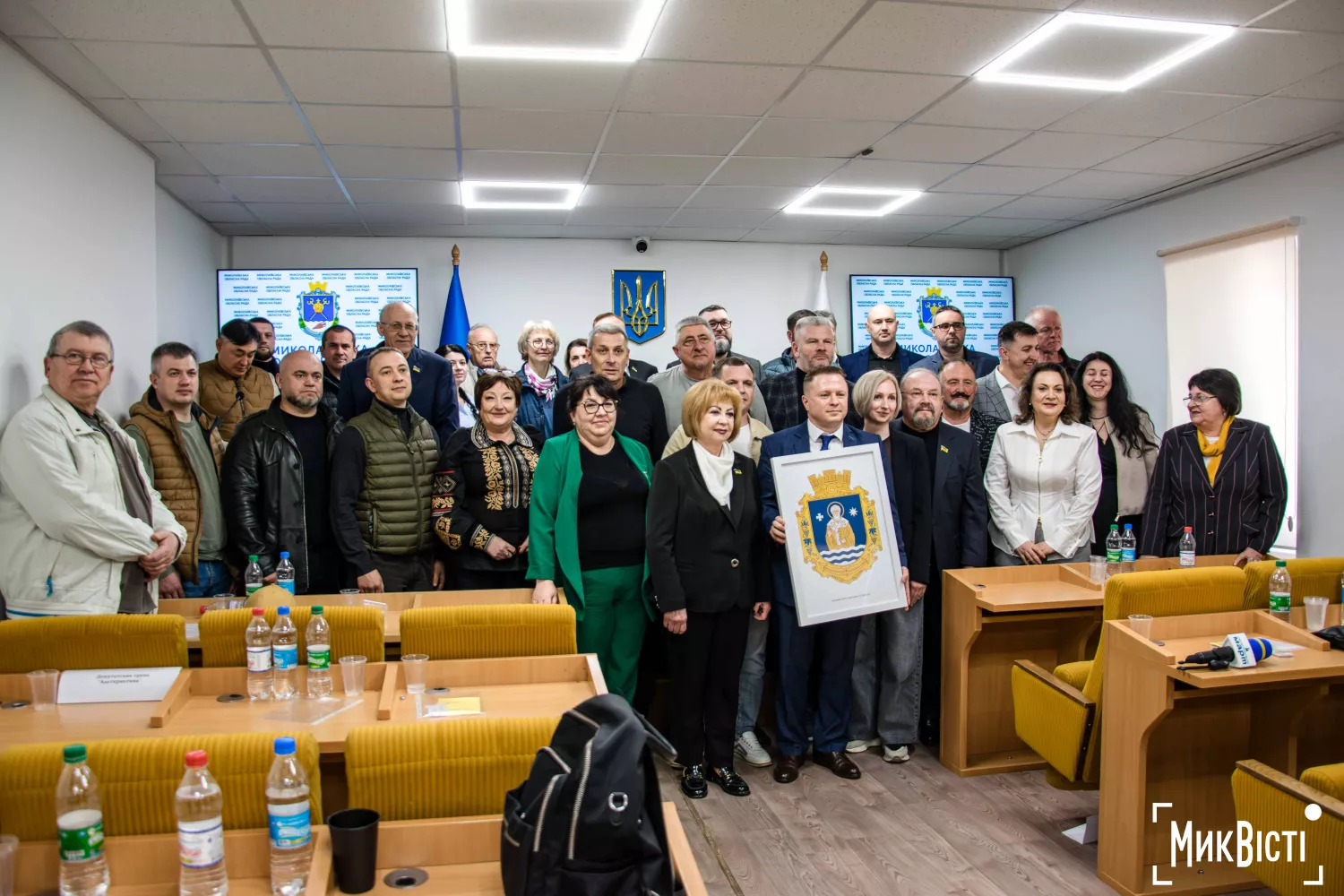 Миколаївська облрада з новим гербом області. Фото: МикВісті