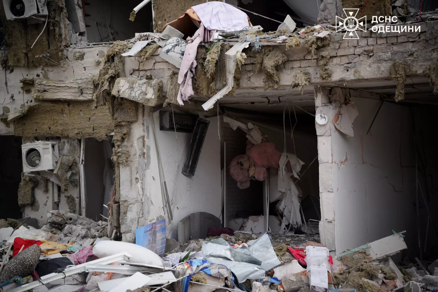 Рятувальники завершили розбір завалів після атаки РФ на багатоповерхівку в Одесі. Фото: ДСНС
